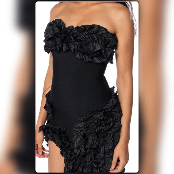 Black strapless don’t stop the party. - Picture 7 of 9